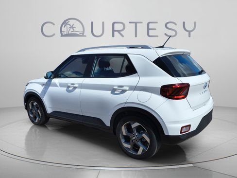 Used 2024 Hyundai Venue SEL FWD image 3