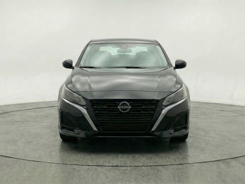 Used 2025 Nissan Altima 2.5 SV FWD image 2