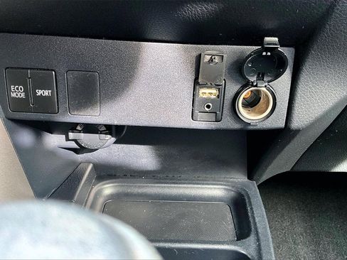 Used 2016 Toyota RAV4 LE image 30