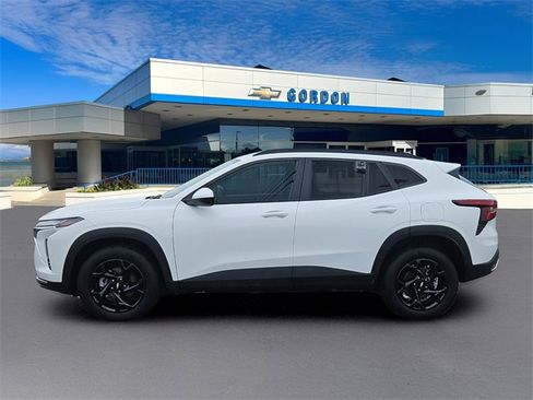 Used 2025 Chevrolet Trax LT w/ LT Convenience Package image 3