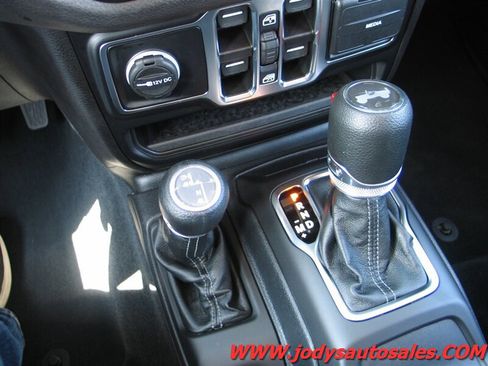 Used 2025 Jeep Wrangler Unlimited Sport AWD/4WD image 27