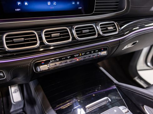 Used 2024 Mercedes-Benz Maybach GLS 600 4MATIC image 42