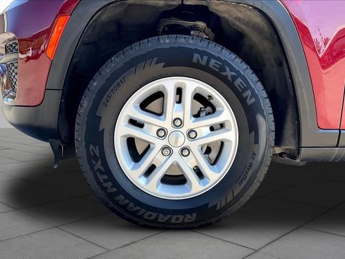 Used 2023 Jeep Grand Cherokee Laredo image 11