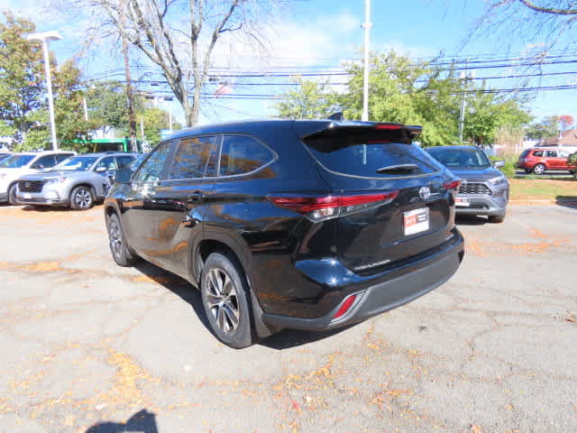 Used 2024 Toyota Highlander XLE AWD/4WD image 4