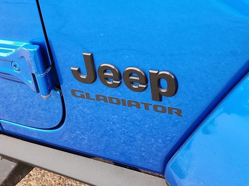 Used 2021 Jeep Gladiator Willys image 8