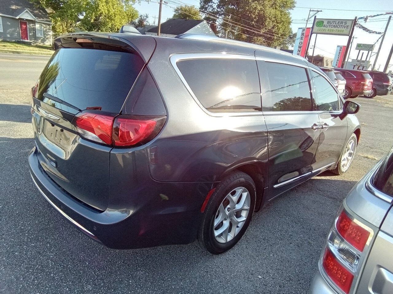 Used 2020 Chrysler Pacifica Touring-L FWD image 8