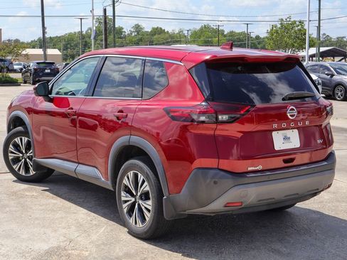 Used 2021 Nissan Rogue SV FWD image 2