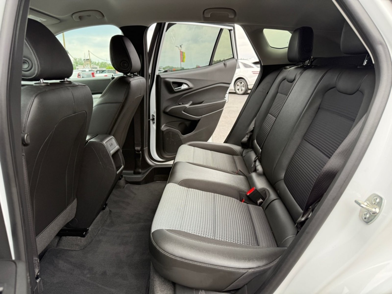 Used 2025 Chevrolet Trax LT w/ LT Convenience Package FWD image 27