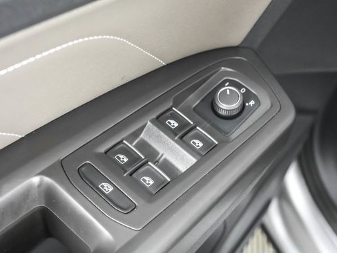 Used 2022 Volkswagen Atlas Cross Sport SE image 32