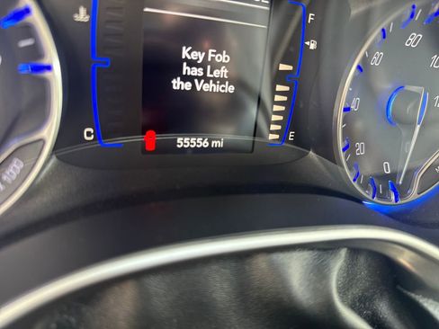 Used 2020 Chrysler Pacifica Touring-L w/ Tire & Wheel Group FWD image 10