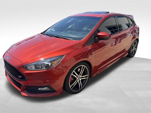 Used 2018 Ford Focus ST w/ Equipment Group 401A FWD image 3