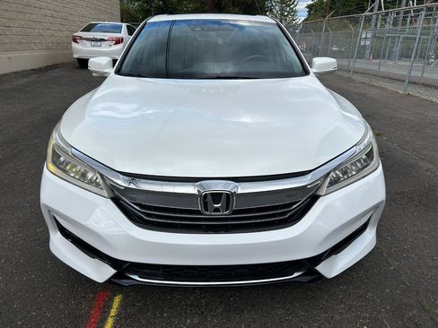 Used 2017 Honda Accord Touring image 2