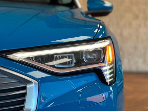 Used 2019 Audi e-tron Prestige w/ Prestige Package image 5