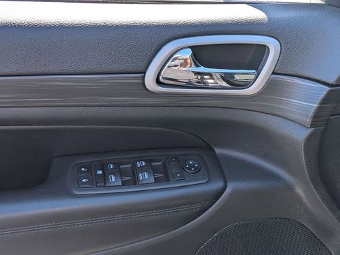 Certified 2022 Jeep Grand Cherokee Laredo E w/ Security & Convenience Group AWD/4WD image 11