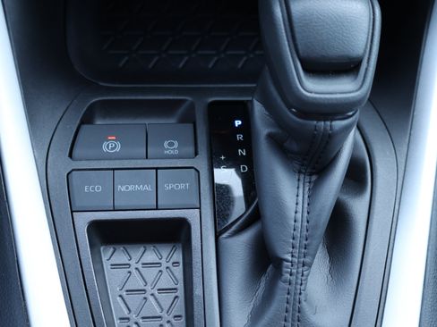 Certified 2025 Toyota RAV4 XLE FWD image 33