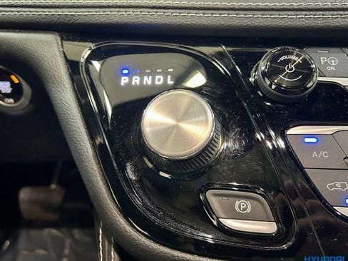 Used 2023 Chrysler Pacifica Limited w/ Uconnect Theater Family Group FWD image 43