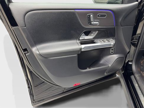 Used 2023 Mercedes-Benz EQB 300 4MATIC image 30