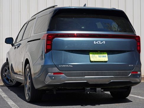 Used 2025 Kia Carnival SX FWD image 6
