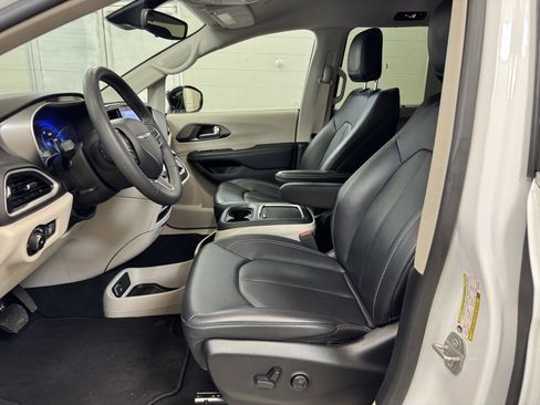 Used 2024 Chrysler Pacifica Touring-L image 12