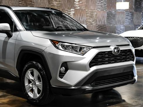 Used 2020 Toyota RAV4 XLE w/ Convenience Package FWD image 7