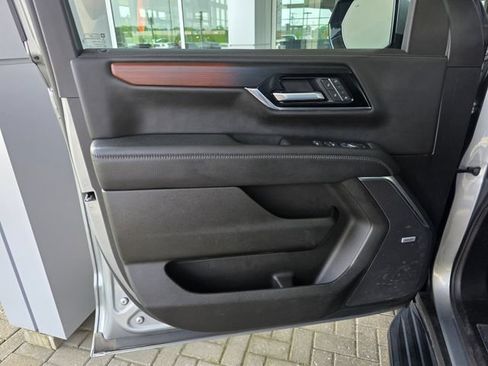 Used 2025 GMC Yukon Denali AWD/4WD image 24