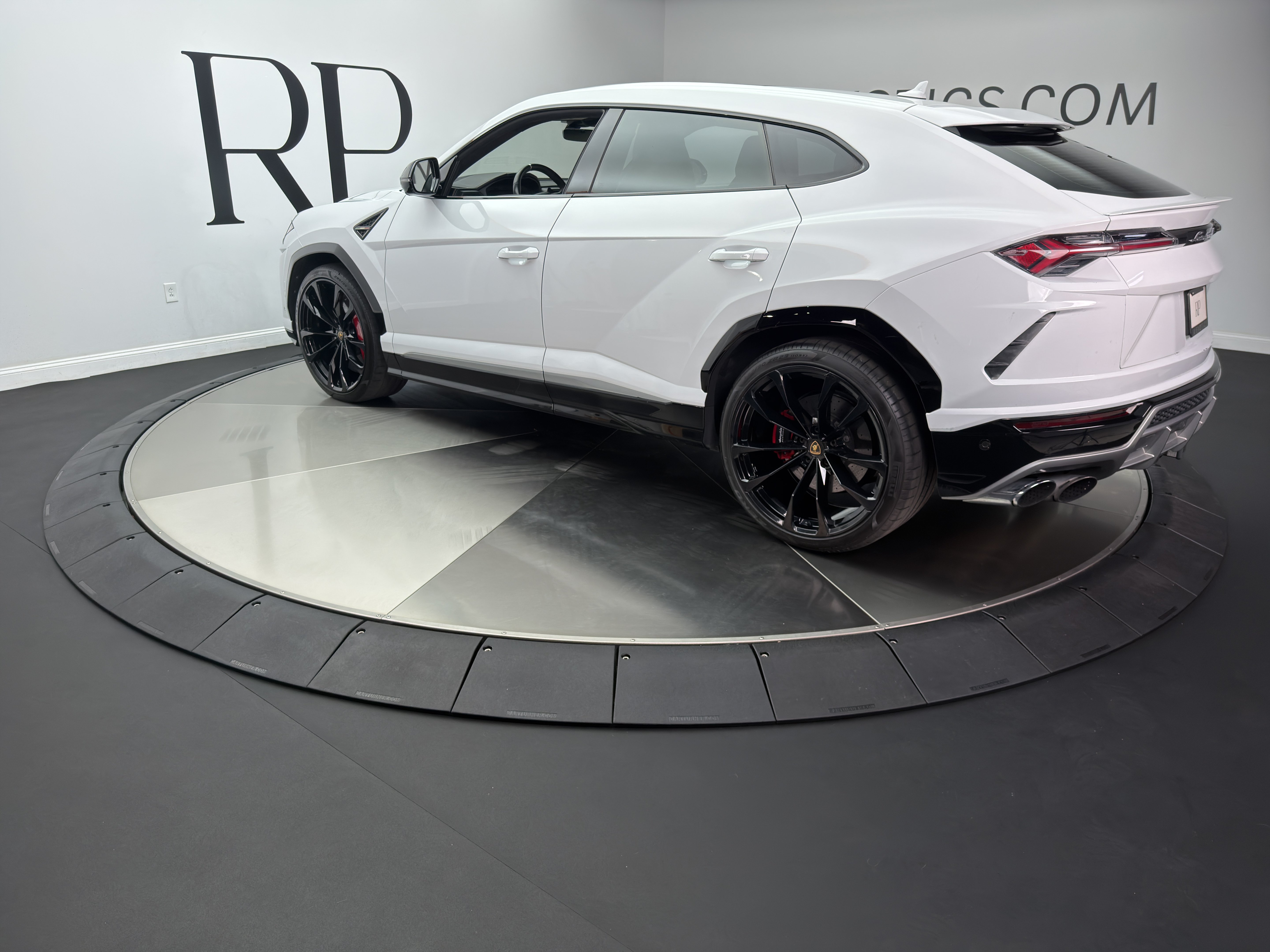 Used 2019 Lamborghini Urus AWD/4WD image 4