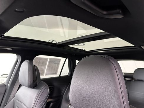 Used 2025 Mercedes-Benz GLC 300 4MATIC image 4