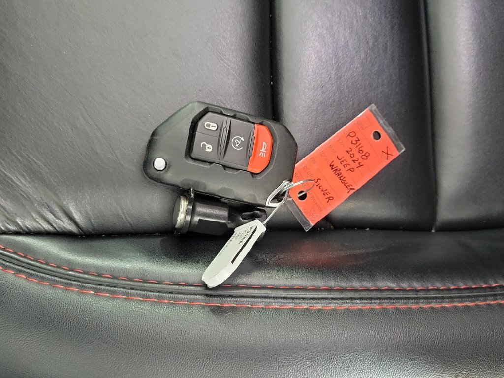 Used 2024 Jeep Wrangler Unlimited Rubicon AWD/4WD image 26