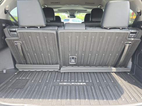 Used 2023 Toyota Highlander XLE FWD image 12