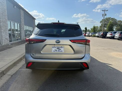 Used 2022 Toyota Highlander LE AWD/4WD image 6