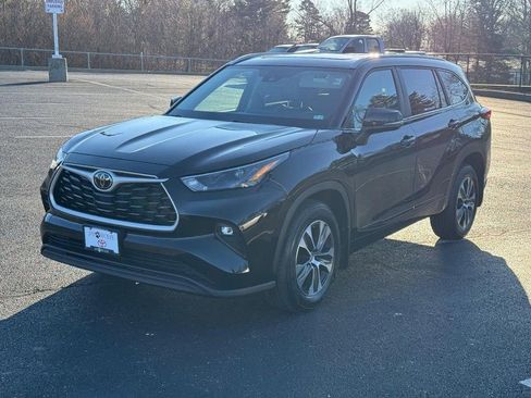 Certified 2023 Toyota Highlander XLE image 11