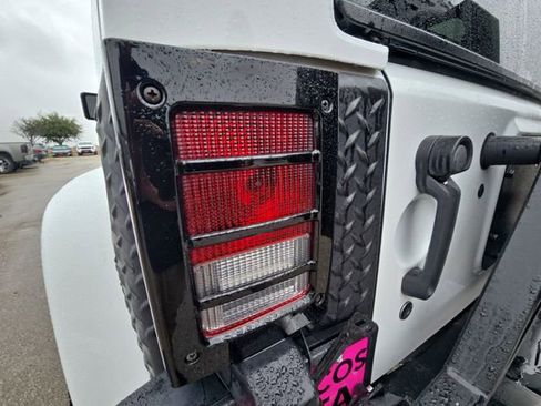 Used 2016 Jeep Wrangler Sahara w/ Connectivity Group image 32