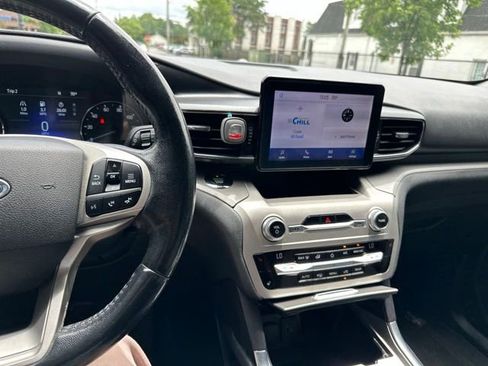 Used 2021 Ford Explorer XLT w/ Equipment Group 202A AWD/4WD image 46