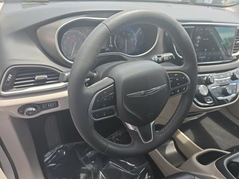 Used 2022 Chrysler Pacifica Touring-L FWD image 18