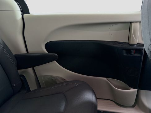 Used 2022 Chrysler Voyager LX FWD image 26