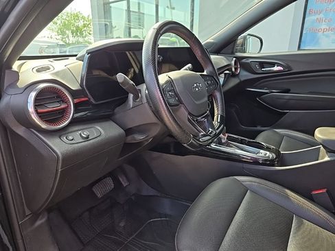 Used 2025 Chevrolet Trax RS w/ Sunroof Package FWD image 35