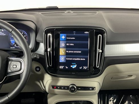 Used 2021 Volvo XC40 T5 Momentum w/ Premium Package image 12