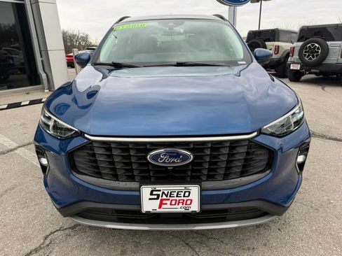 Used 2023 Ford Escape Platinum FWD image 2