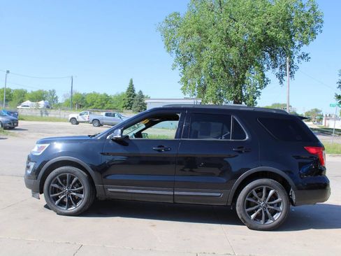 Used 2017 Ford Explorer XLT w/ XLT Technology Feature Bundle AWD/4WD image 5
