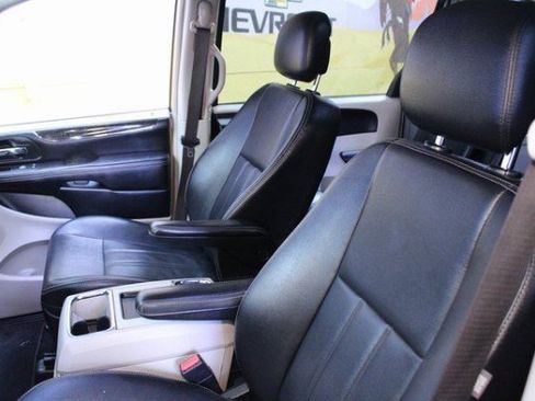 Used 2016 Chrysler Town & Country Touring image 20