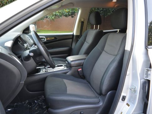 Used 2019 Nissan Pathfinder SV image 10