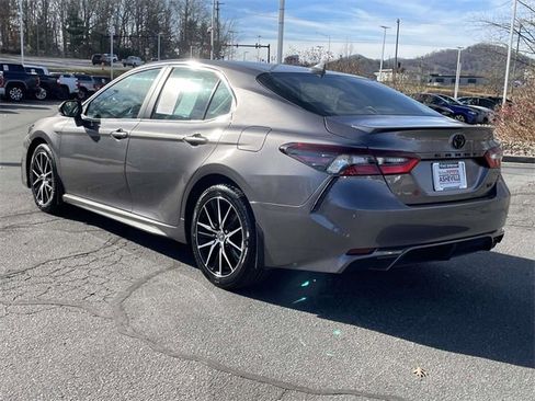 Used 2024 Toyota Camry SE image 3