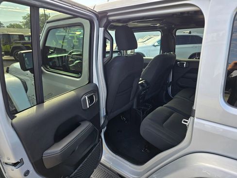 Used 2023 Jeep Wrangler Sahara w/ Cold Weather Group image 17