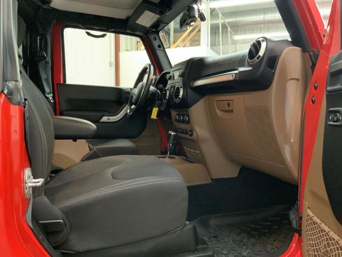 Used 2017 Jeep Wrangler Sahara w/ Connectivity Group AWD/4WD image 27
