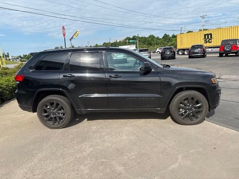 Used 2021 Jeep Grand Cherokee Laredo X AWD/4WD image 3