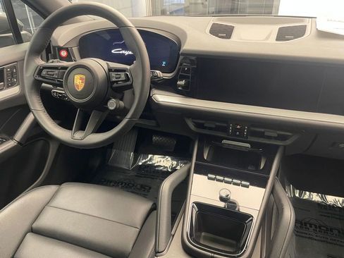 Used 2025 Porsche Cayenne image 12