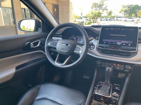 Used 2025 Jeep Compass Limited image 35