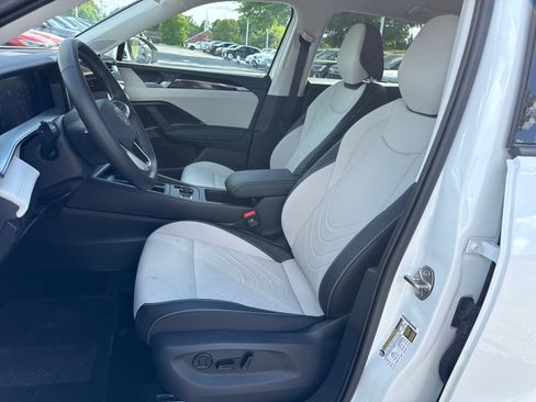 Certified 2025 Volkswagen Tiguan SE AWD/4WD image 10