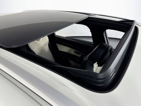 Used 2018 Bentley Bentayga Activity image 22