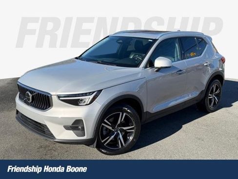 Used 2023 Volvo XC40 B5 Plus image 1